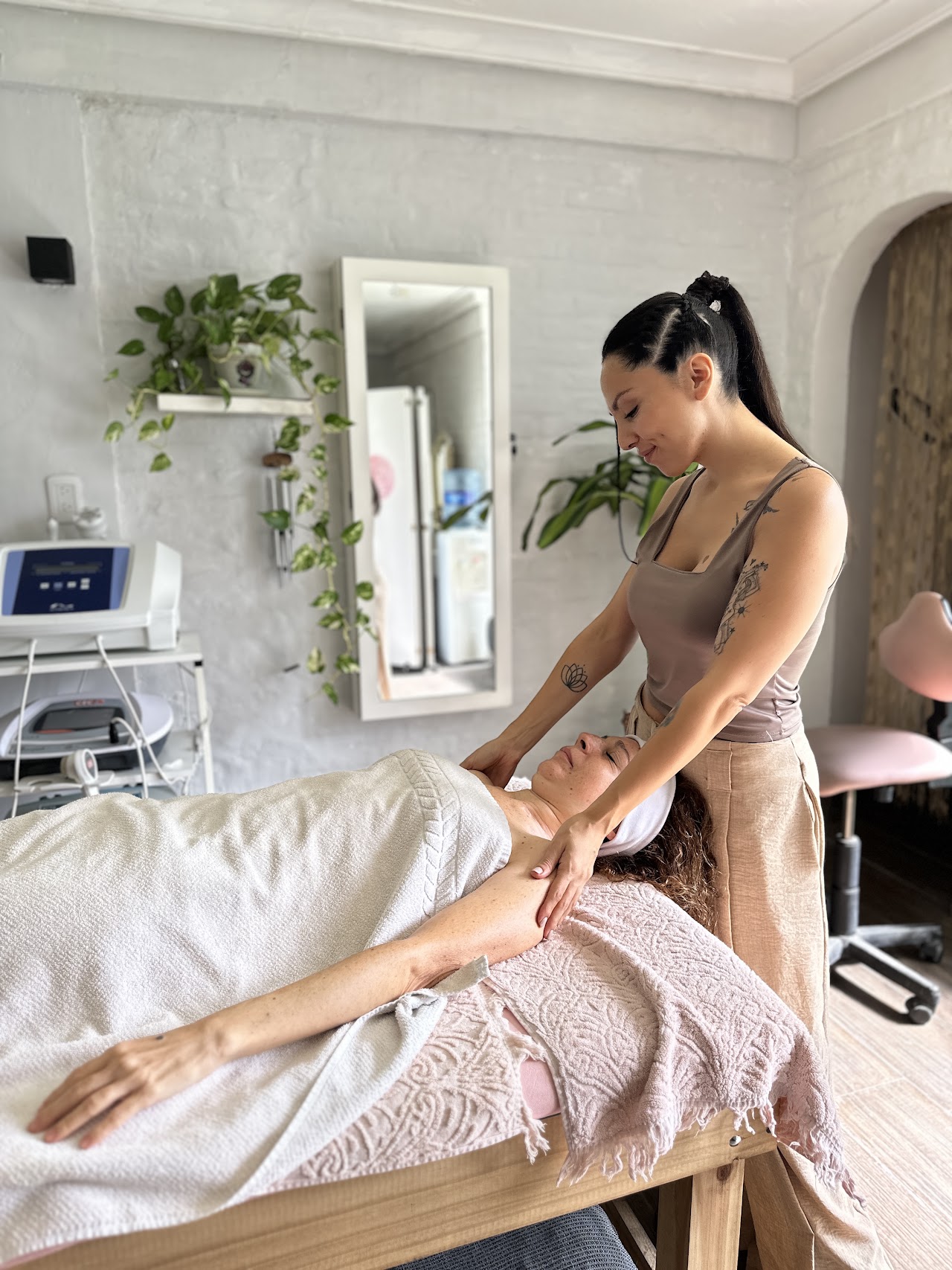 Limpieza facial y cosmiatría con rodillo de jade y sérum